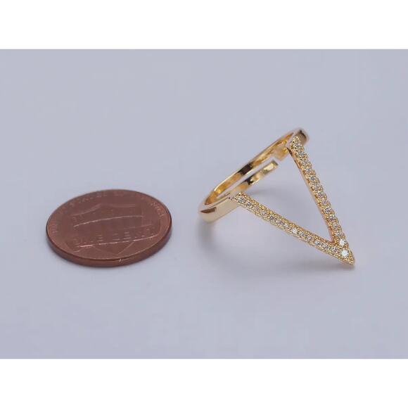Elegant Gold V-Shaped Ring - Picture 4 of 5